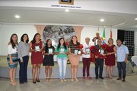 Secretaria de Educação e presidente da Câmara premiam professores destaques em projetos